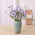 Künstlicher lilafarbener Gänseblümchen Strauß in Vintage Keramikvase für Heimdekoration. - Blau und Violett