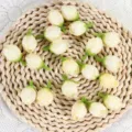 Cremeweiße künstliche Rosenblütenköpfe, kleine Kamillenknospen für DIY-Handgelenksblumen Basteln. - Champagner