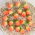 Künstliche Rosenknospen orange kleine Bastelblumen für DIY Armkorsett Accessoires. - Orange