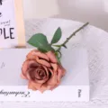 Künstliche einKöpfige kurze Zweig Rose Seidenblume für Heim und Hochzeit Innendekoration. - Kaffeefarbe