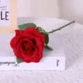 Kuenstliche rote Rosenbluete einzelner Stiel Kunstblume fuer Heim Hochzeit Dekoration - Rot
