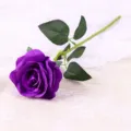 Einzelne künstliche violette Rosen-Blume, elegante Deko für Zuhause und Hochzeit. - Lila