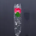 Einzelne künstliche Rose Blume mit transparenter Sternverpackung Geschenk Valentinstag. - Rosa