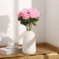 Künstlicher rosa Rosenstrauß in weißer Keramikvase für Heimhochzeit Dekoration Geschenk. - Rosa