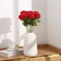 Künstlicher roter Rosenstrauß in weißer Keramikvase für Heimhochzeit und Valentinstag. - Rot