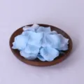Künstliche Rosenblüten für Hochzeitsfeier Dekoration, weiche blaue weiße Blumenblätter. - Hellblau