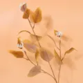 Kunst-Eukalyptus Zweig mit weissen Beeren, Herbstfarben Blätter für Heimdekoration. - Kaffeebraun
