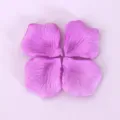 Lila künstliche Rosenblüten für Hochzeitsdekoration, romantischen Antrag und Party-Layout. - Hellviolett