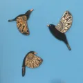 Set di 3 decorazioni murali con uccelli volanti in legno, ornamenti d'arte da parete spessi 3 mm. - Uccello Nero