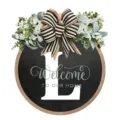 Corona rotonda rustica in legno per porta d'ingresso con eucalipto, fiocco e lettera di benvenuto. - 30*30cm / Lettera L