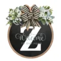 Targa rotonda in legno per porta d'ingresso con lettera Z, fiocco nero bianco e verde. - 30*30cm / Lettera Z