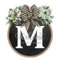 Cartello per porta rotondo in legno con verde, fiocco a righe nero bianco e lettera M benvenuto - 30*30cm / Lettera M