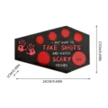 Halloween houten shotglas dienblad, griezelig doodskistontwerp met rode handafdrukken. - Horror Ornament