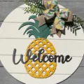 Hölzernes Ananas-Türschild, Willkommens-Hängeplakette mit Schleife für die schöne Heimdekoration. - Flaches Modell B / 30x30x0.5cm