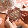 Targa in legno a forma di cuore con messaggio di ringraziamento per colleghi e amici. - Stile D