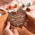 Primo piano dettagliato di una targhetta in legno a cuore con citazione e corda. - Stile E