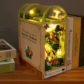 Kit de rincón de libro en miniatura DIY con luces LED, inserto de estantería de bosque decoración. - Bosque de las luciérnagas (con manual en inglés)