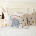 Détail de la taie d'oreiller en gaze de coton douce avec broderie éléphant mignonne dans la chambre. - Éléphant