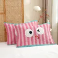 Housse de coussin en gaze de coton douce visage cartoon rayures rose vue principale - 52x78 cm (l'unité) / Visage qui Fait un Bisou