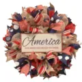 Ghirlanda in rete del Giorno dell'Indipendenza americana con fiocchi e targa in legno. - Stile C 40x40cm