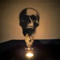 Dettaglio portacandele teschio ombra di Halloween, decorazione spettrale da tavolo. - Grande Teschio