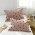Housse de coussin en tricot de coton avec joli motif de fraise, textile doux et aéré. - Petits carreaux fraise / Double Bande