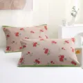 Housses de coussin en coton à motif floral rouge et bordure verte, linge de lit respirant. - Petit Chouchou Floral Rouge / Individuel