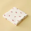 Couverture emmaillotage bébé en double gaze, douce serviette bain nouveau-né motif fraise blanc - Petite Fraise