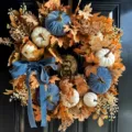 Ghirlanda di zucche autunnali con zucche di velluto blu bianco e foglie d'acero decoro. - Ghirlanda Zucca Autunnale / 40CM