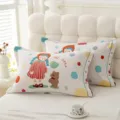 Federa per cuscino in cotone stampato con motivo di bambina e orsetto per la camera da letto. - favoloso e sognante