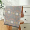 Japanisches 4-Schicht-Gaze-Baumwoll-Gesichtstuch, weich, saugfähig mit Blumenmuster. - Graue Handtücher mit Rapportmuster