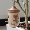 Casita para colibrí colgante de madera forma de bellota con grabado floral variante jardín. - Madera de haya G