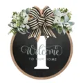 Targhetta per porta in legno rotonda con lettera I, ghirlanda verde e fiocco per la decorazione. - 30*30cm / Lettera I