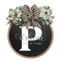 Targa da porta rotonda in legno con lettera P, testo di benvenuto e fiocco verde decorato. - 30*30cm / Lettera P