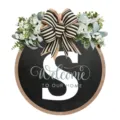 Cartello di benvenuto in legno per porta con eucalipto verde e fiocco a righe bianche e nere. - 30*30cm / Lettera S