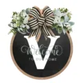 Targhetta per porta rotonda in legno con lettera V, fiocco bianco e nero e ghirlanda di eucalipto - 30*30cm / Lettera V