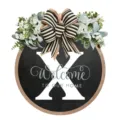 Targa per porta rotonda in legno lettera X con piante e fiocco a righe bianco nero - 30*30cm / Lettera X