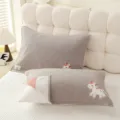 Housse de coussin en gaze de coton à carreaux gris avec broderie, douce et respirante. - Bébé poney gris