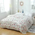 Couverture d'été en double gaze de coton avec imprimé de voiture mignon pour chambre à coucher. - Voiture