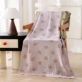 Suave manta de gasa de tres capas toalla de baño de verano con estampado de fresa absorbente. - Rosa baya