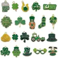 Varietà di ciondoli in smalto verde con trifoglio per creazione gioielli fai-da-te San Patrizio. - Set Misto da 20 Pezzi (SN1665)
