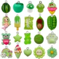 Set di 20 ciondoli in resina verde con simpatici cartoni animati per gioielli fai da te - Serie Verde Mista (SN1691) / Set da 20 Pezzi