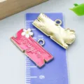 Breloque cowgirl en émail rose avec fleur pour la création de bijoux DIY. - Plaque de Lettre Cowgirl (19726) / 1 Pièce (12*23mm) / Rose