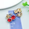 Roter Kirsch-Anhänger aus Legierung mit funkelnden Strasssteinen für DIY-Schmuckzubehör - Bogen Roter Strass-Stil (23398) / 1 Stück (16x14x6mm) / Rot