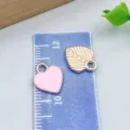 Ciondoli a cuore rosa e foglia oro per gioielli fai-da-te su scala di misurazione - Cuore in Smalto Rosa (11023) / 1 Pezzo (10*12mm) / Rosa