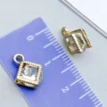 Elegante ciondolo quadrato in oro KC con zircone trasparente per creazione gioielli DIY - Forma a Rombo (27792) / 1 Pezzo (12*9*5mm) / oro kc