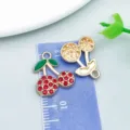 Roter mit Strass besetzter Kirsch-Anhänger für handgefertigtes DIY-Schmuckzubehör - Emaille Roter Strass-Stil (23399) / 1 Stück (17x14x3mm) / Rot