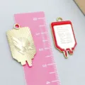 Roter Emaille-Blutbeutel-Anhänger für DIY-Schmuck zum Thema Medizin - Rot-Weiß Medizinische Infusionsbeutel Form / 1 Stück (28*14mm)