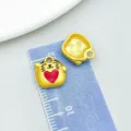 Mat gouden gelukskat hanger met rood emaille hart detail voor DIY sieraden maken - Hart Gelukskat Hanger (22759) / 1 Stuks/Verpakking (12x11mm) / Rood/Antiek Goud