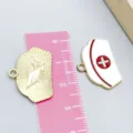 Rote und weiße Emaille Krankenschwester Kappe Anhänger für DIY Schmuckherstellung Legierung - Weiße Medizinische Krankenschwester Hut Form / 1 Stück (18*25mm)